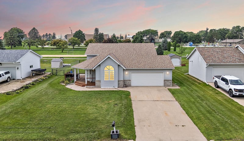 908 W 1st St, West Concord, MN 55985
