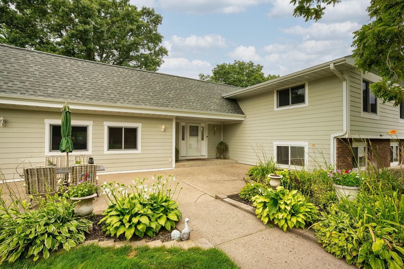 8275 College Trl, Inver Grove Heights, MN 55076