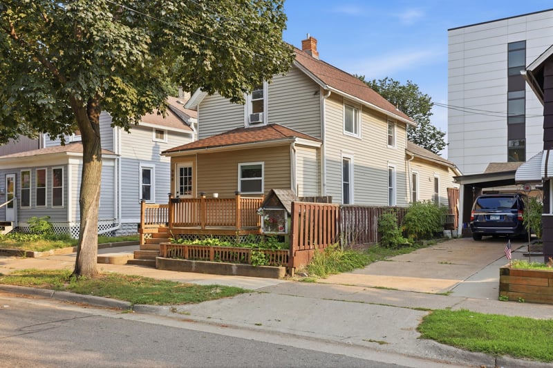 908 19th Ave NE, Minneapolis, MN 55418