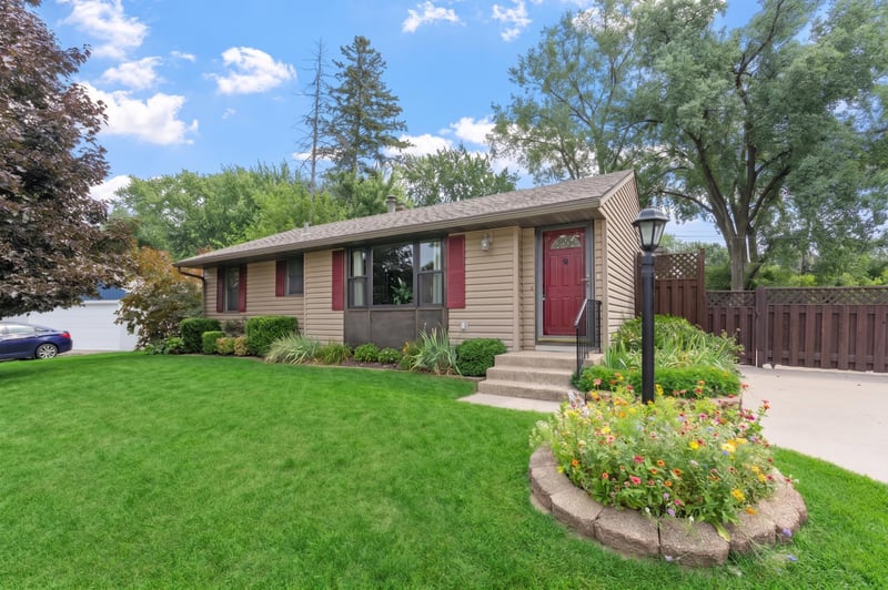 3951 Stacker Pl, White Bear Twp, MN 55110