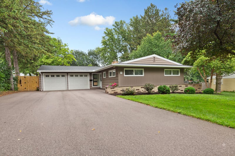 17 9th Ave SE, Faribault, MN 55021