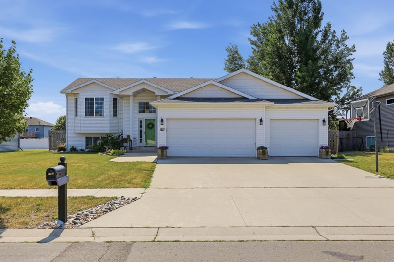 1227 38th Ave S, Moorhead, MN 56560