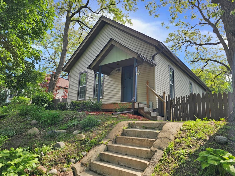 906 Russell St, Saint Paul, MN 55106