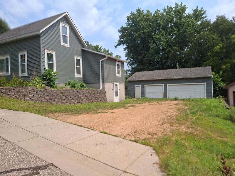 321 3rd St W, Carver, MN 55315