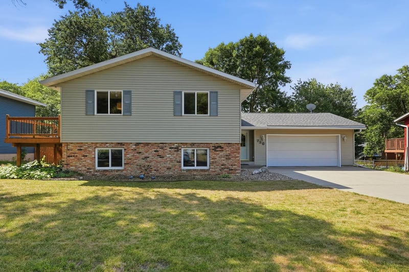 736 11th St N, Sauk Rapids, MN 56379
