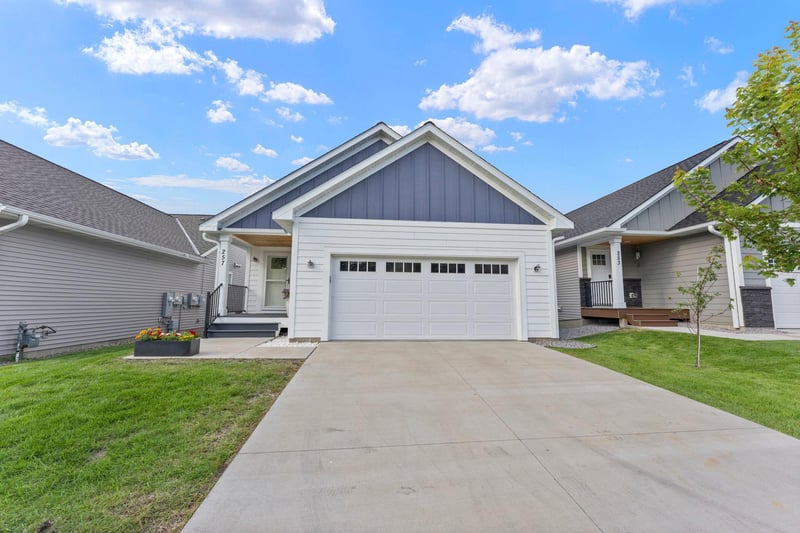 257 Mccarrons Pl W, Roseville, MN 55113