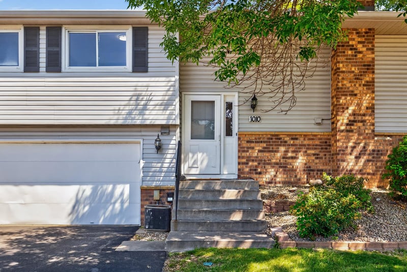 1010 E 145th St, Burnsville, MN 55337