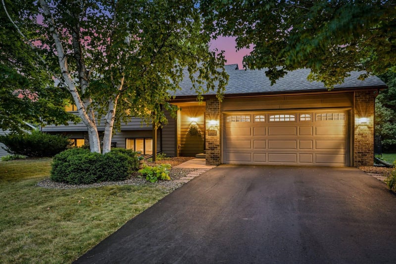 19002 Barrington Dr, Eden Prairie, MN 55346