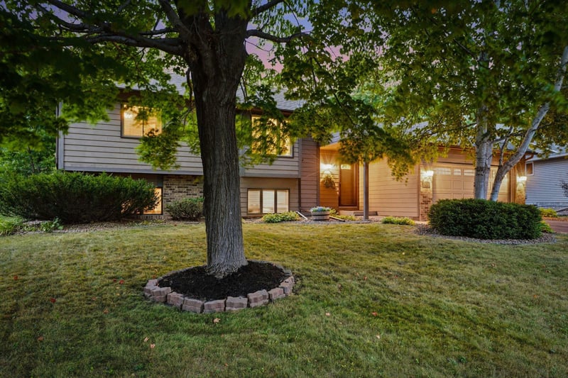 19002 Barrington Dr, Eden Prairie, MN 55346