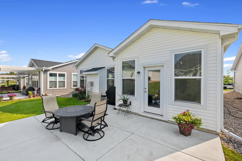 207 Liberty Heights Dr, Chaska, MN 55318