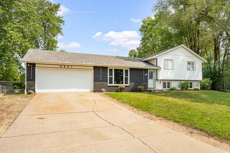 5531 128th St W, Apple Valley, MN 55124