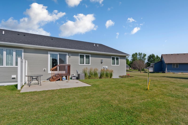 611 Mari Dean Blvd #6, Lake Crystal, MN 56055