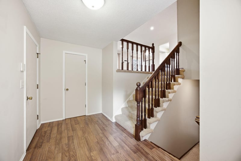 2370 Pleasant View Dr, New Brighton, MN 55112