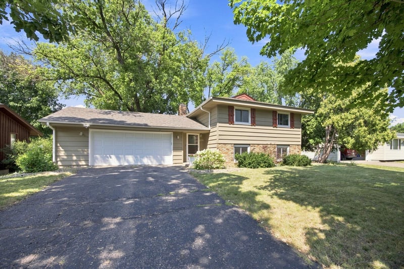 2370 Pleasant View Dr, New Brighton, MN 55112