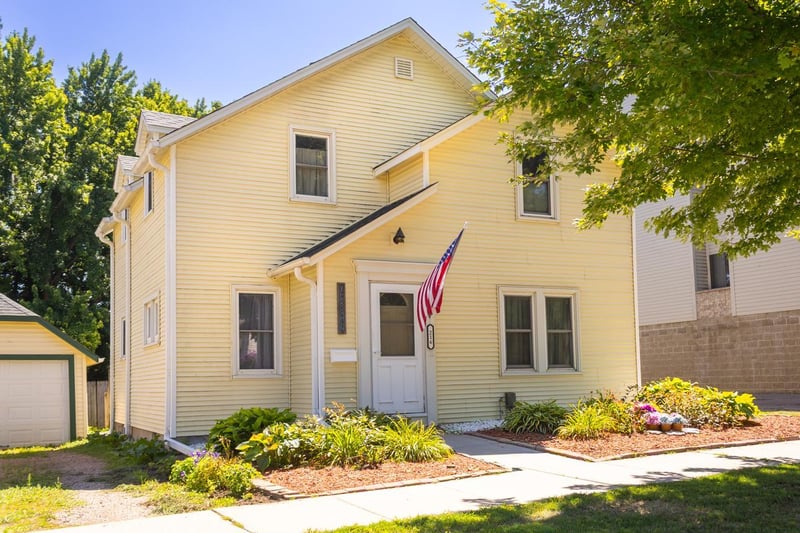 216 E 3rd St, Chaska, MN 55318