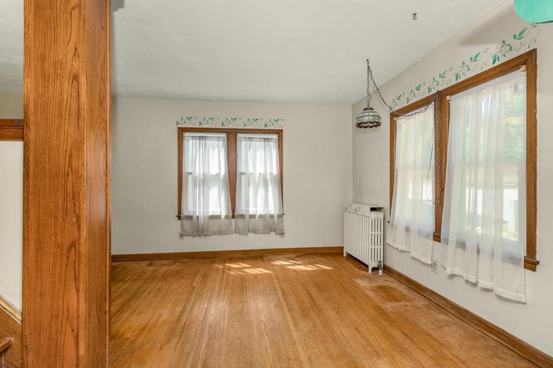 216 E 3rd St, Chaska, MN 55318