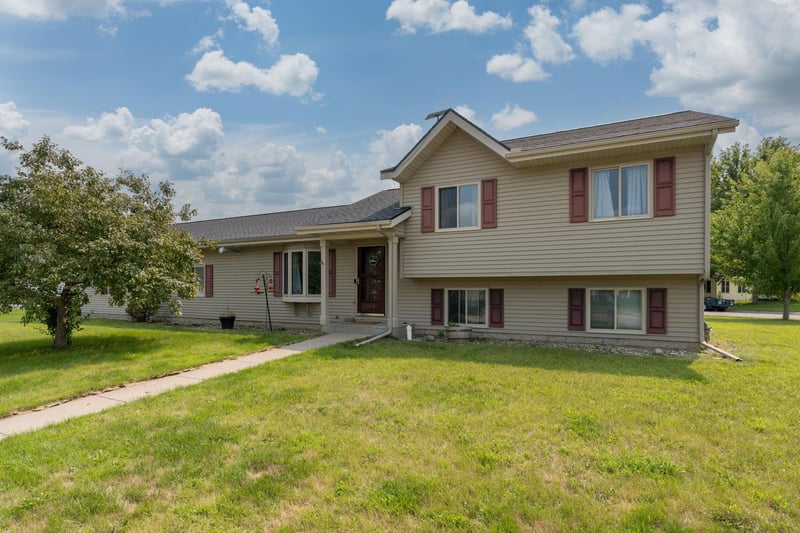 1114 Engesser Ln, Saint Peter, MN 56082