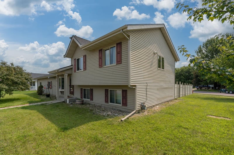 1114 Engesser Ln, Saint Peter, MN 56082