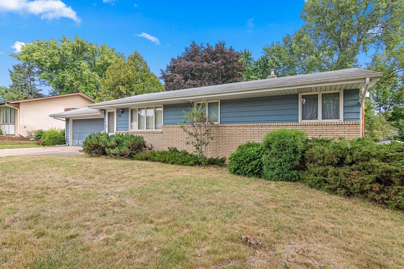 405 Terrace Dr, Roseville, MN 55113