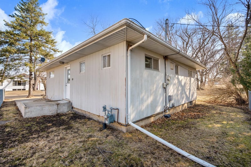 407 NW Lincoln St, Adams, MN 55909