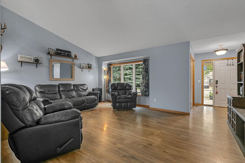 405 12th Ave NW, Isanti, MN 55040