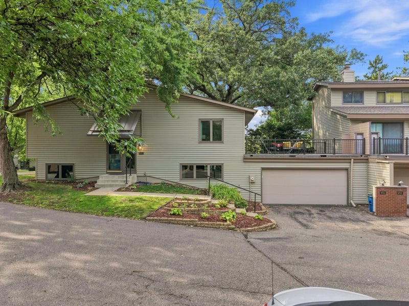 9701 Mill Creek Dr, Eden Prairie, MN 55347