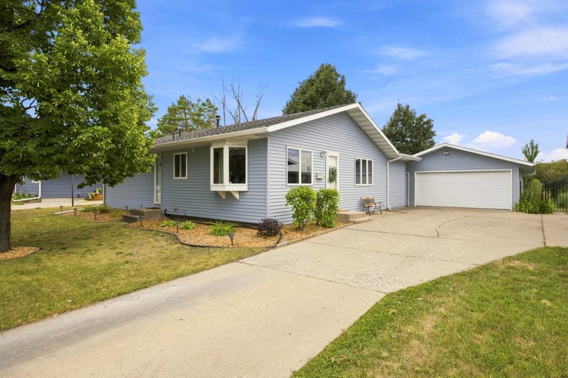 519 Appletree Ln, Moorhead, MN 56560