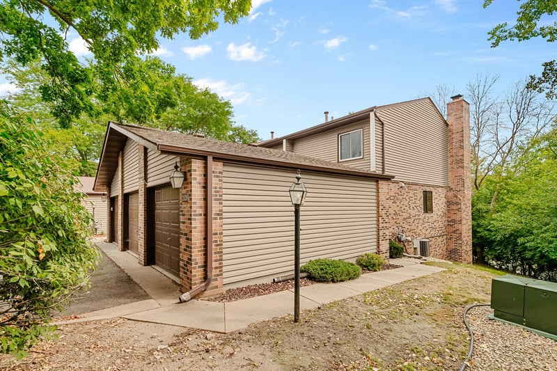 2420 Mendelssohn Ln N #5, Golden Valley, MN 55427