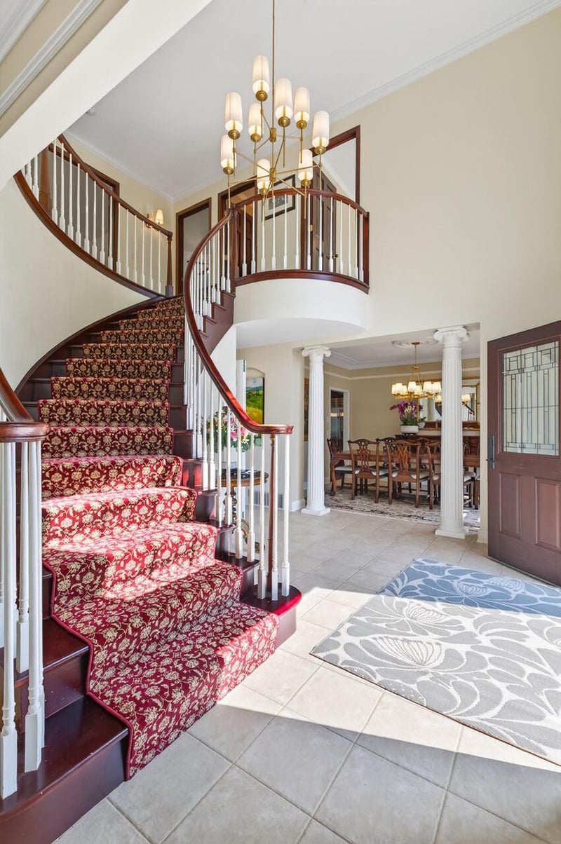 10 Lake Ct, North Oaks, MN 55127