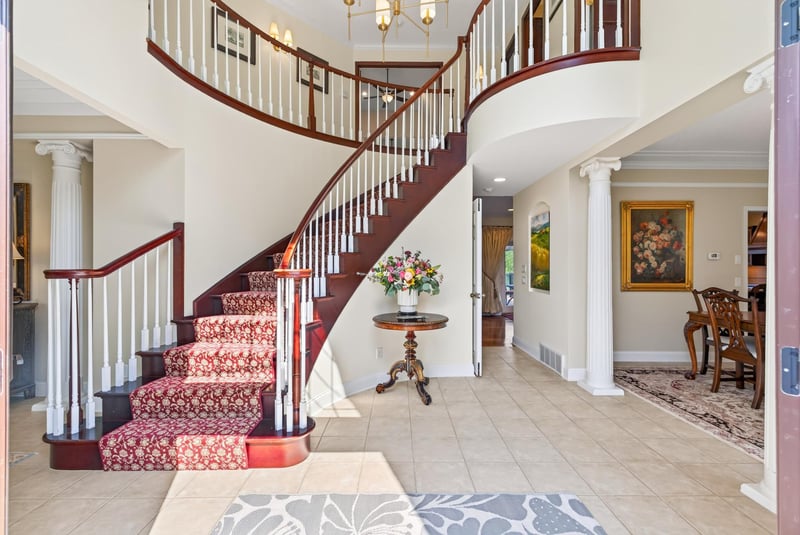 10 Lake Ct, North Oaks, MN 55127
