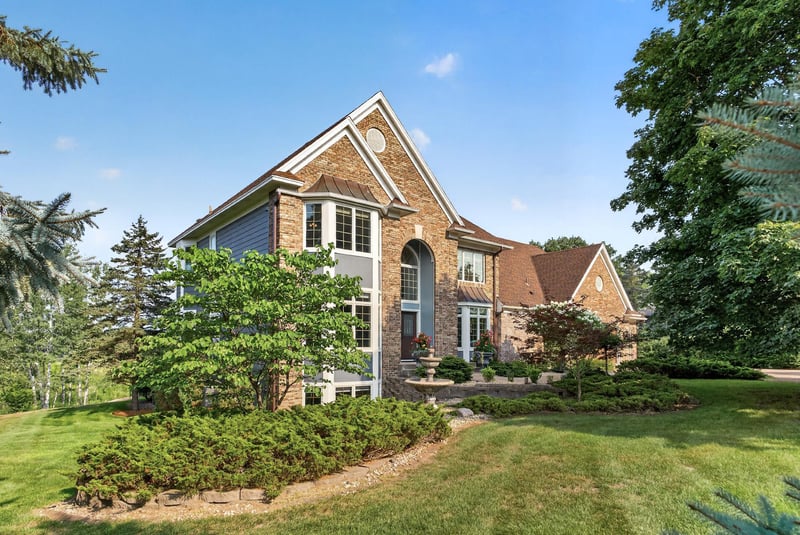 10 Lake Ct, North Oaks, MN 55127