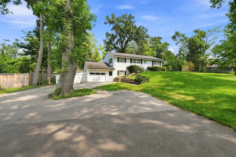 17924 Bell Cir W, Minnetonka, MN 55345