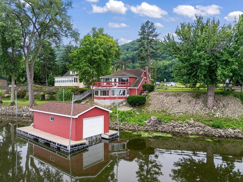 25289 Swan Ln, Winona, MN 55987