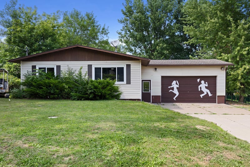 460 Center St, Dakota, MN 55925