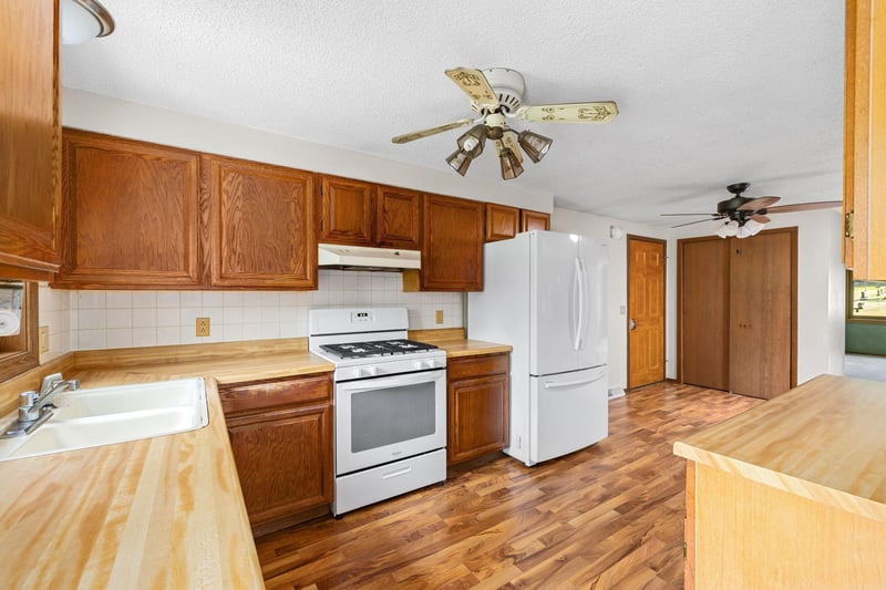 460 Center St, Dakota, MN 55925