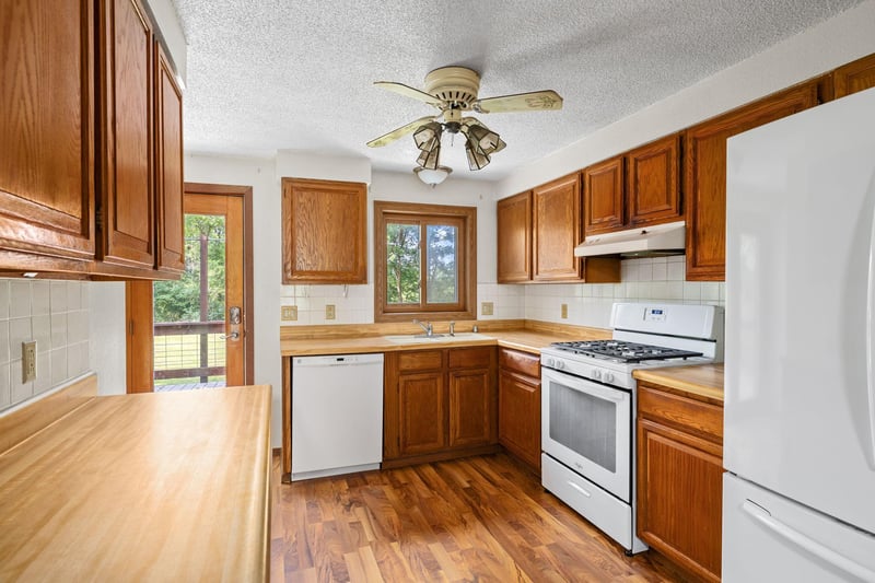 460 Center St, Dakota, MN 55925