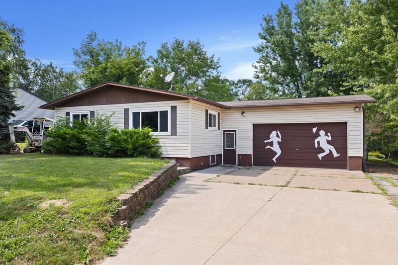 460 Center St, Dakota, MN 55925