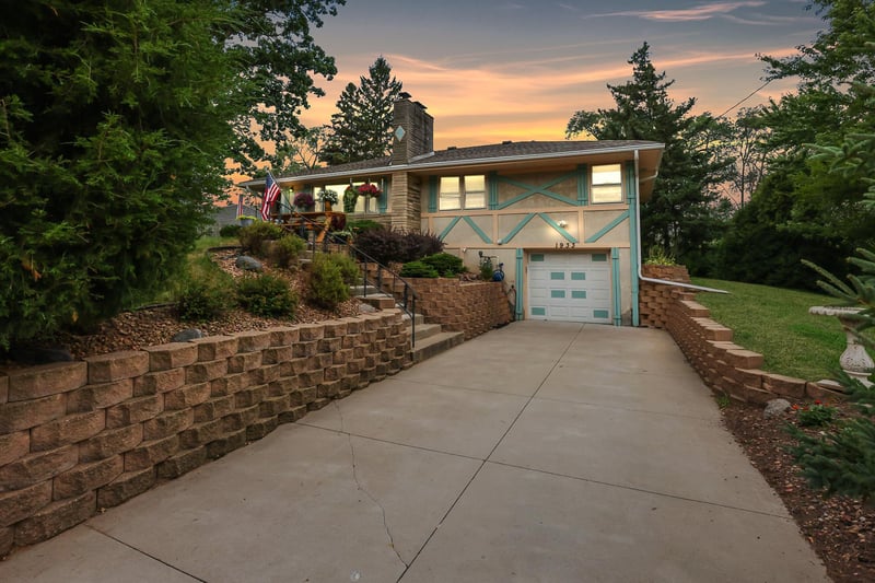 1933 Flandrau St, Maplewood, MN 55109