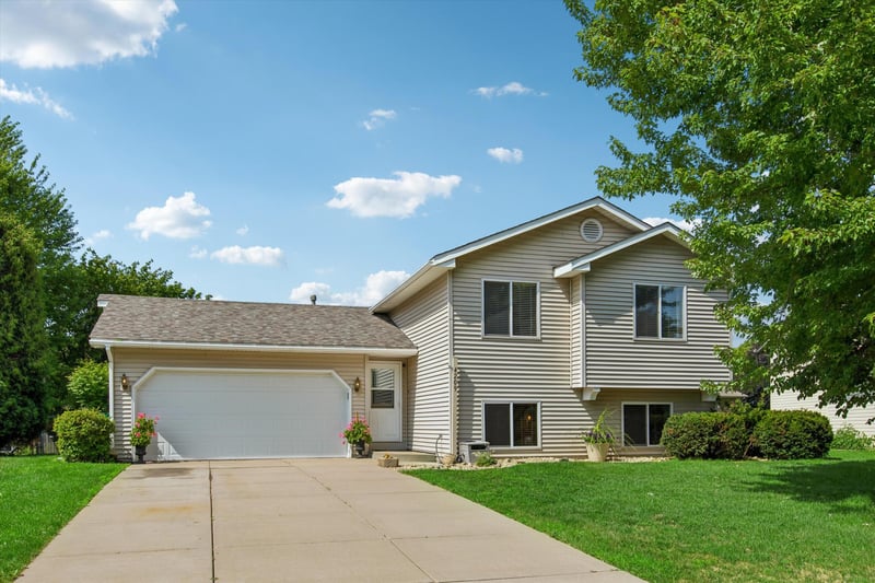 4209 Braddock Trl, Eagan, MN 55123