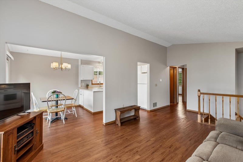 4209 Braddock Trl, Eagan, MN 55123