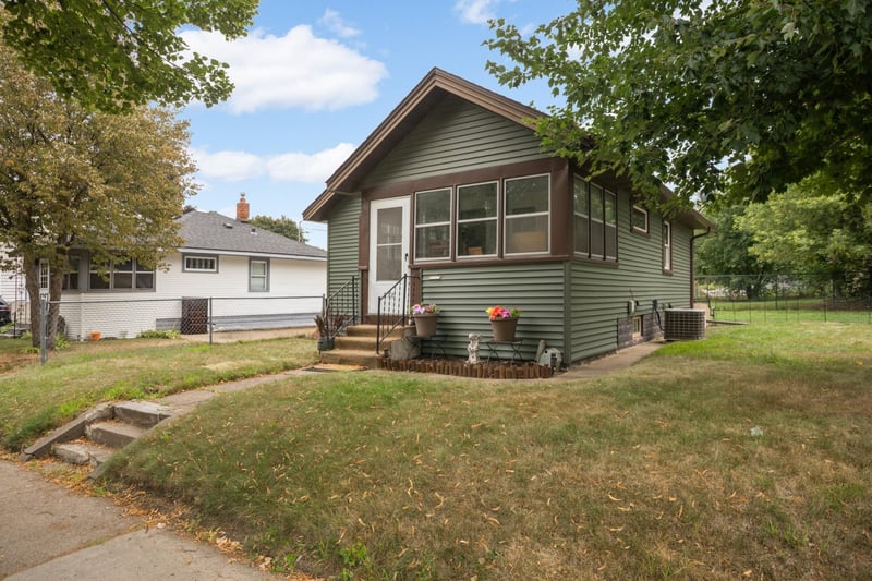 678 Hazel St N, Saint Paul, MN 55119