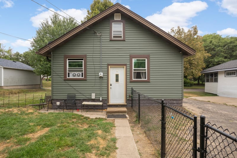 678 Hazel St N, Saint Paul, MN 55119