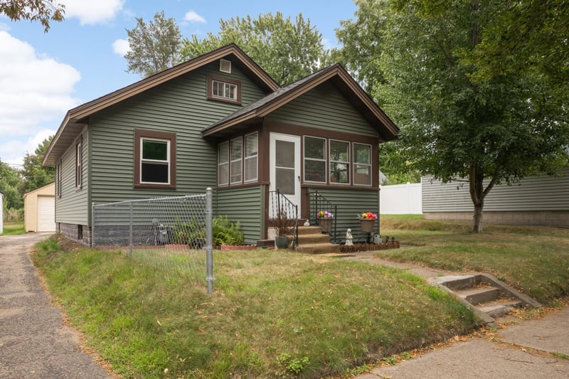 678 Hazel St N, Saint Paul, MN 55119