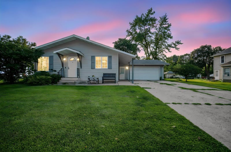 808 7th St S, Saint James, MN 56081