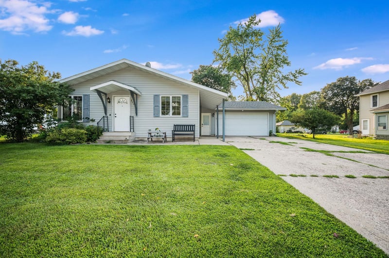 808 7th St S, Saint James, MN 56081