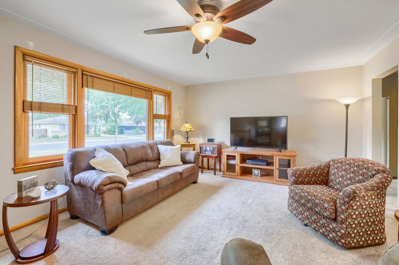 421 13th St W, Hastings, MN 55033