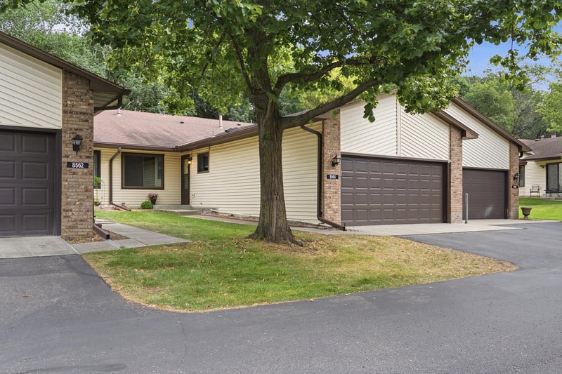 8564 134th St W, Apple Valley, MN 55124