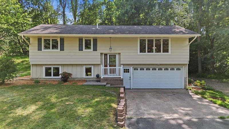 9405 Fox Valley Dr, Corcoran, MN 55340