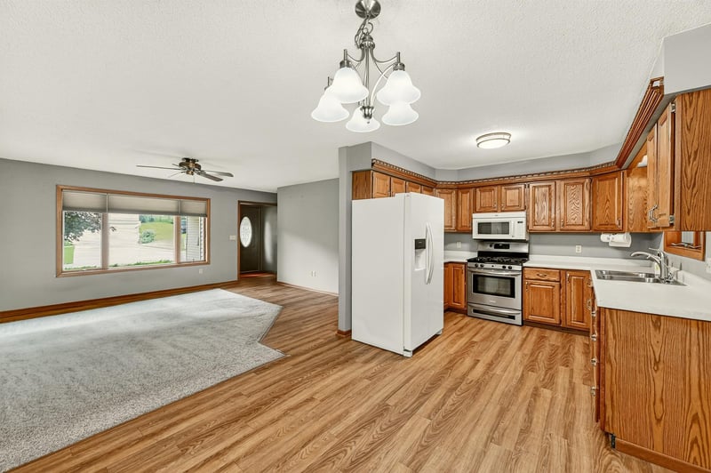 1349 Hillcrest Dr, Saint Charles, MN 55972