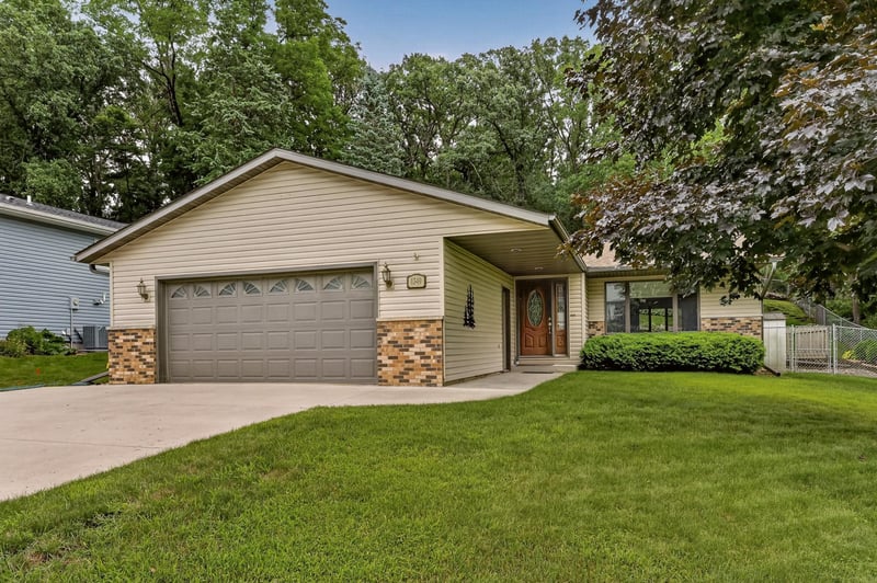 1349 Hillcrest Dr, Saint Charles, MN 55972